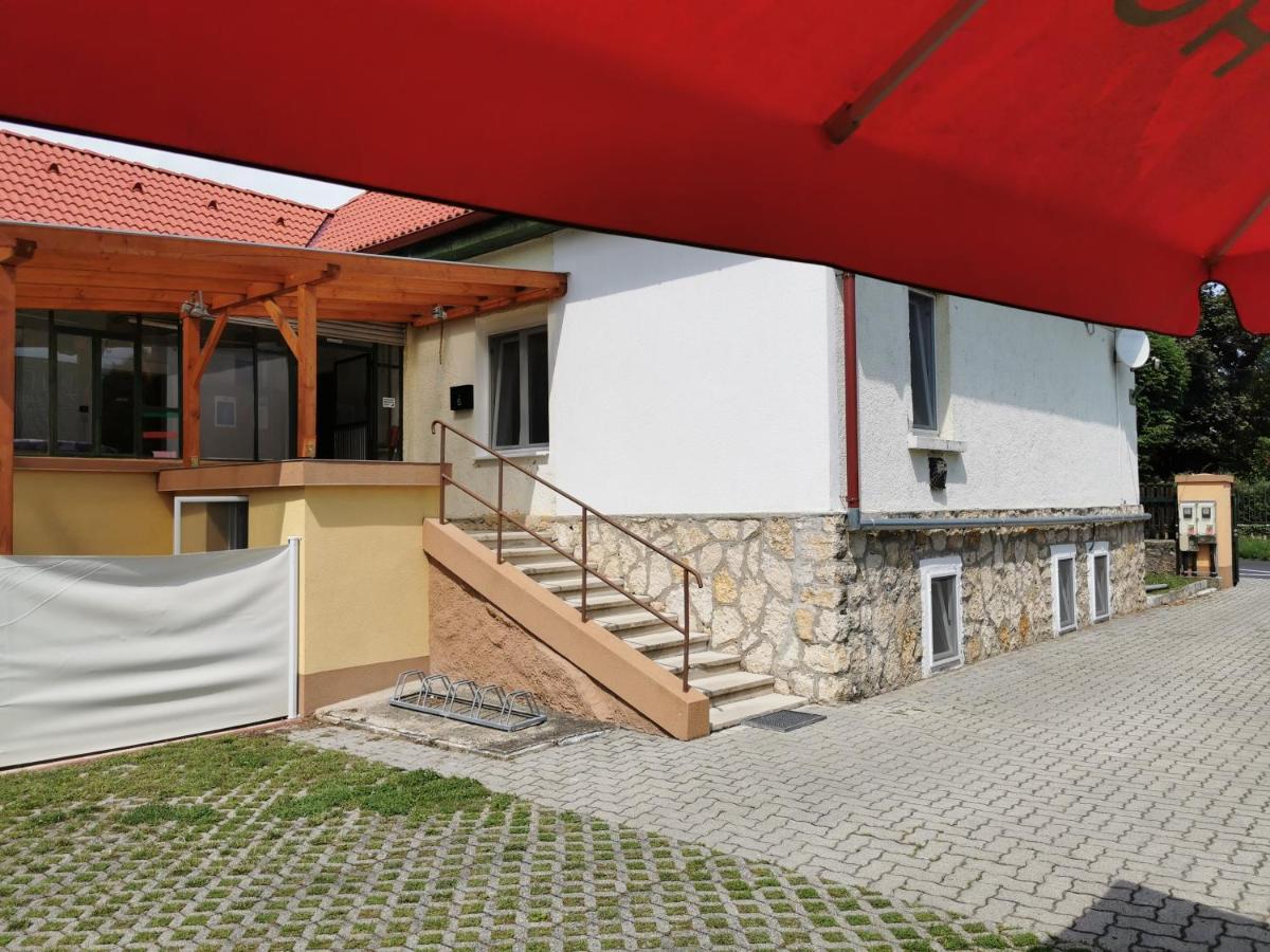 Glazer Szallas Tapolca Exterior foto