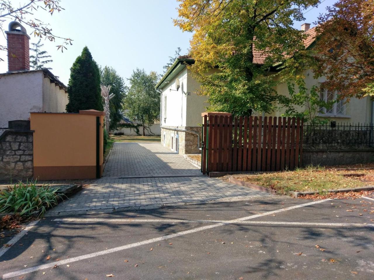 Glazer Szallas Tapolca Exterior foto